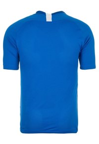 Sininen lyhythihainen urheilupaita, jossa on teksturoitu kangas ja valkoinen korostus takakauluksessa. Yksinkertainen muotoilu, pyöreä pääntie.