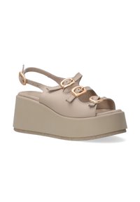 Beige leren platform sandalen met een open teen, drie decoratieve gespen en een textuur wedge zool. Verstelbare slingback band.