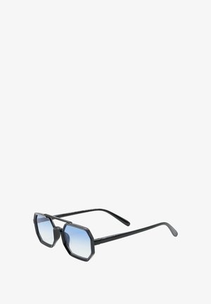 Occhiali da sole neri a forma ottagonale con lenti blu sfumate e sottili aste nere. La montatura presenta linee geometriche audaci.