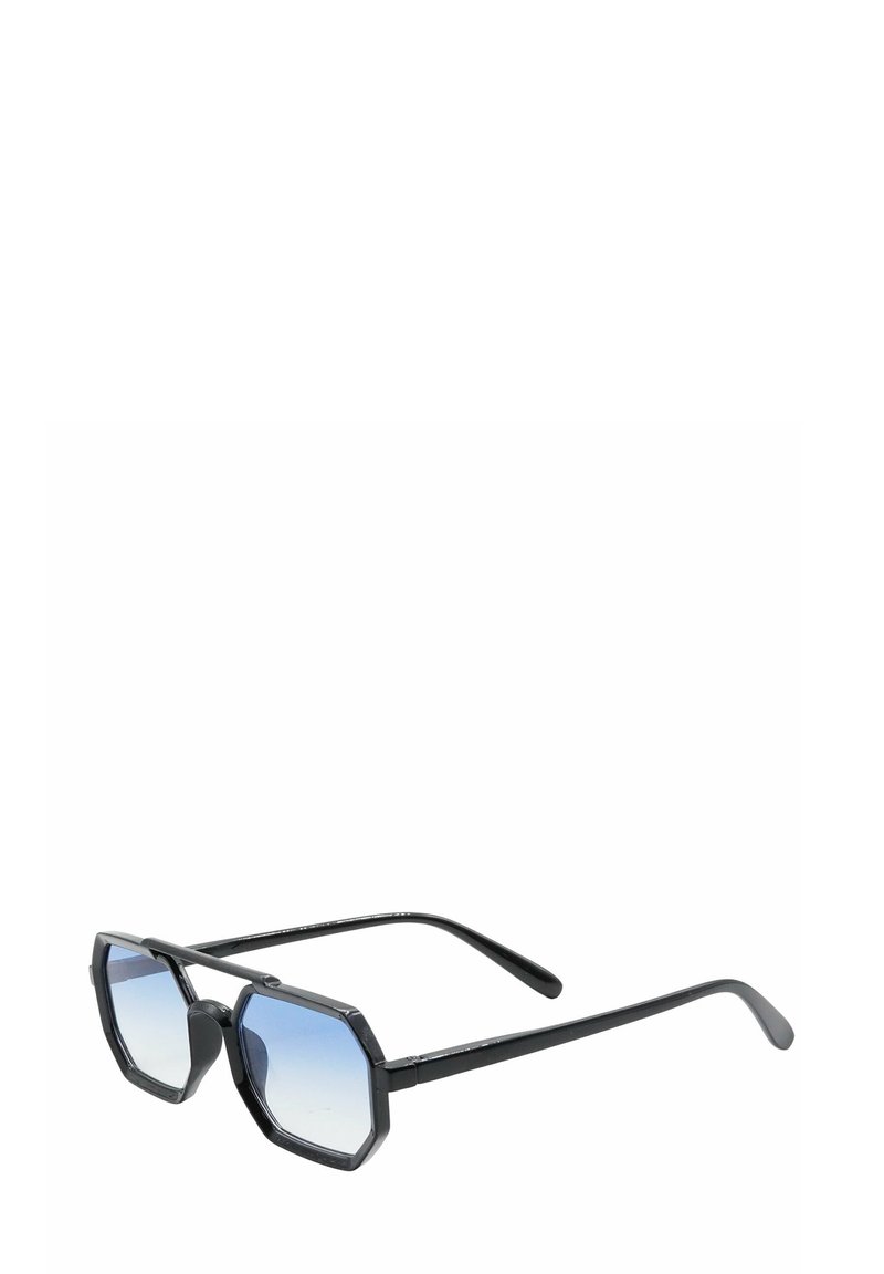 Occhiali da sole neri a forma ottagonale con lenti blu sfumate e sottili aste nere. La montatura presenta linee geometriche audaci.