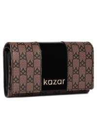 Portafoglio marrone con motivo e dettagli neri lucidi. Presenta una chiusura e il logo dorato "kazar" sul davanti. Superficie in eco-pelle testurizzata.