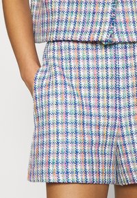 Multicolored tweed shorts met een ruitpatroon in roze, blauw, groen en oranje, met zijzakken en een relaxte pasvorm.