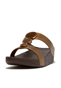 Bruine wedge-sandalen met twee brede banden, metallic accenten en een textuurvoetbed. Bevat drie decoratieve cirkelvormige elementen bovenop.