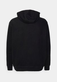 Svart hoodie med ett mjukt, texturerat tyg, med huva, långa ärmar och ribbad nederkant. Minimalistisk design utan synliga logotyper.