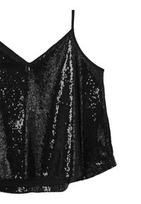 Camisola nera con paillettes, con spalline sottili, caratterizzata da una scollatura a V e una vestibilità morbida, nota per la sua superficie lucida e testurizzata e per gli strati.
