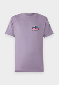 T-shirt à manches courtes lavande en tissu doux, présentant un imprimé graphique de montagnes, de soleil et de palmier dans des couleurs douces.