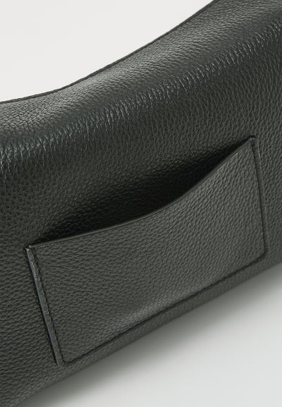 Bolso de cuero negro texturizado con forma curva y un pequeño bolsillo exterior, bordes cosidos y un acabado suave.