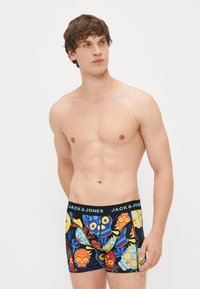 Sorte boxer shorts med fargerike blomstermønstre og kranier, med en kontrastlinning med "JACK & JONES"-logo. Laget av bomull.