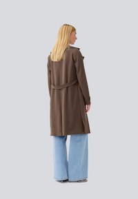 Modström HIRO - Trenchcoat - espresso