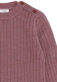 Gestreifter rosa gestrickter Pullover mit rundem Halsausschnitt und zwei braunen Knöpfen an der Schulter. Weicher Stoff mit einem einheitlichen Muster.