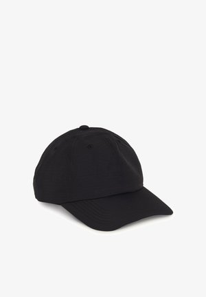 Casquette de baseball en coton noir avec une couronne arrondie, une visière incurvée et des aérations sur le dessus. Présente des surpiqûres ton sur ton et une bride en tissu à l'arrière.
