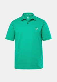 Zielona koszulka polo z bawełny, z klasycznym kołnierzykiem, krótkimi rękawami oraz logo w lewym górnym rogu. Gładka faktura.
