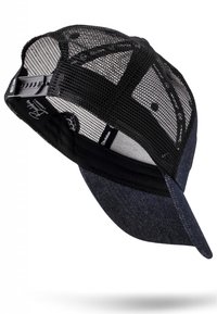 Juodas tinklinis ir tamsaus džinsinio audinio beisbolo kepuraitė su suapvalintu kraštu, reguliuojama juostele ir logotipo detale šone. Tekstūruotas bendras dizainas.