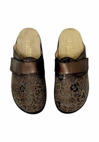 Scarpe brown slip-on con un design a intaglio floreale, cinturini in pelle e una soletta imbottita per il comfort.