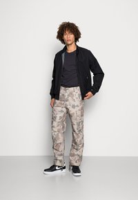 Carhartt WIP PANT COLUMBIA  - Calças cargo - camo tide thyme rinsed