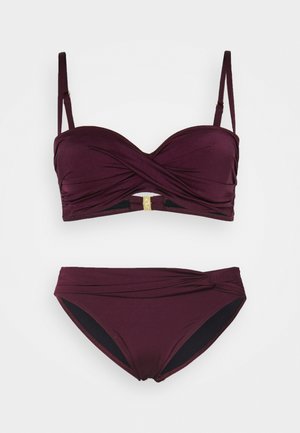 Bordeauxfarbener Bikini-Set mit einem verdrehten Bandeau-Top mit verstellbaren Trägern und einem goldenen Verschluss, kombiniert mit hochgeschnittenen, strukturierten Unterteilen.