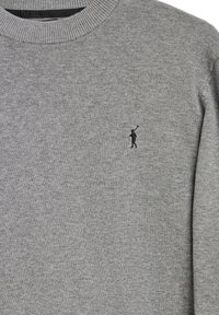 Maglione grigio in maglia con scollatura a girocollo a costine e un piccolo logo nero ricamato sul petto sinistro. Tessuto morbido e texturizzato.