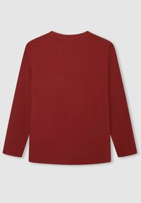 Czerwona bawełniana koszulka z długim rękawem i okrągłym dekoltem. Gładka tekstura, brak wzorów i widocznych elementów metalowych. Prosty design, widok z pełnym tyłem.