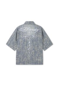Chemise grise à manches courtes avec motif, croix blanche brodée et texte « Ed Hardy » dans le dos.
