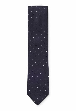 Granatowy krawat z małymi białymi grochami równomiernie rozmieszczonymi na tkaninie, wyłożony płasko na białym tle.