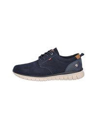 Zapatos de ante azul oscuro con un diseño de cordones, suela de goma beige y acentos de cuero marrón en el talón y el lateral. Textura suave.