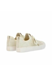 Baskets beiges avec une tige en mesh, lacets plats et semelle en caoutchouc texturée. Présente un logo subtil sur le talon et un design de bout arrondi.