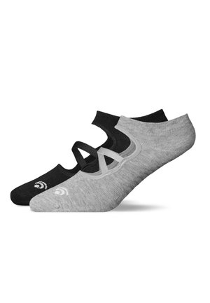 Zwei Paar unsichtbare Socken, ein schwarzes mit Riemen und ein graues mit gekreuzten elastischen Riemen über der Oberseite, nebeneinander dargestellt.