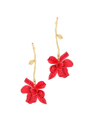 Boucles d'oreilles en forme de branche dorée avec un petit détail de feuille, chacune tenant une grande fleur rouge avec des pétales texturés pendantes dessous.