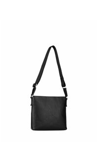 Sac bandoulière en cuir noir avec une surface texturée, une sangle réglable et une quincaillerie en argent. Présente une forme rectangulaire simple et un marquage minimal.