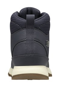 Ciemnoszare wysokie sneakersy z teksturowanej syntetycznej cholewki, z wyściełanym kołnierzem i gumową podeszwą z kontrastującym kremowym śródsolem.