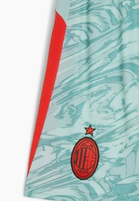 Maglietta sportiva acquamarina con un motivo marmorizzato, dettagli rossi e logo AC Milan ricamato in nero e rosso con una stella sopra.