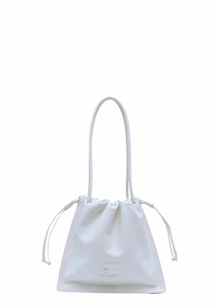 Bolso de mano blanco de cuero con cordón, asa larga única y logo en relieve en la parte delantera.
