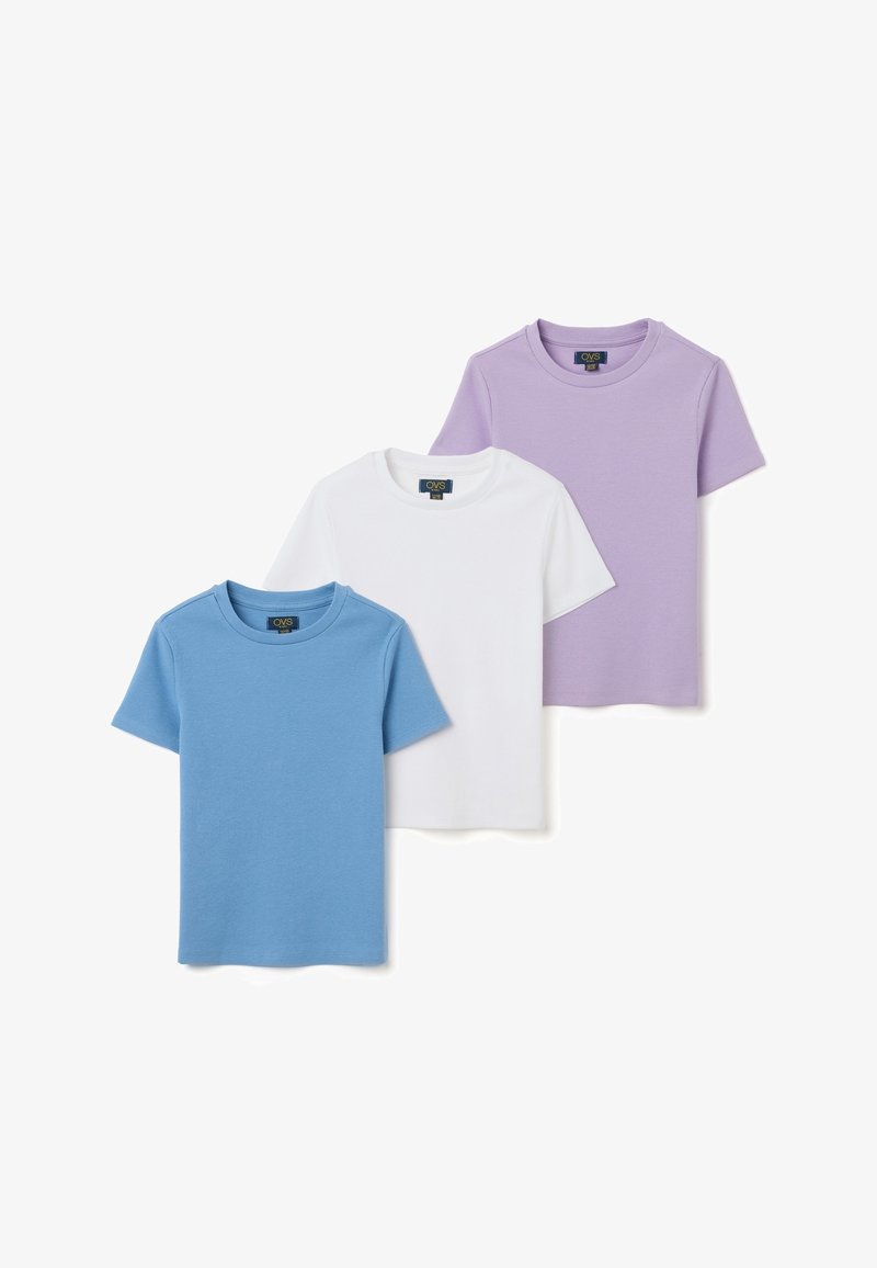 Tre t-shirt a maniche corte in blu, bianco e lavanda, realizzate in tessuto a coste con scollatura rotonda e vestibilità comoda.