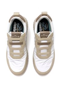 Zapatillas blancas con acentos beige, que presentan una parte superior texturizada, bandas elásticas y un tirador. La plantilla interna muestra el logo de la marca en azul y dorado.