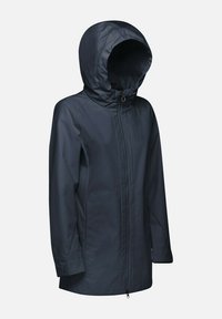 Chaqueta impermeable de un azul marino oscuro con capucha, cremallera frontal y mangas largas. Tela texturizada con un acabado suave y sin patrones visibles.