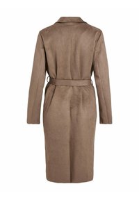 Manteau long en suède marron avec col, taille ceinturée, manches longues et texture lisse, présentant un design simple et élégant.