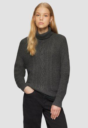 Ciemnoszary sweter dzianinowy z wysokim kołnierzem, teksturowanym ściągaczem i wzorem w warkocze na środku. Długie rękawy z dopasowanymi mankietami.