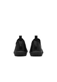 Baskets de sport noires avec un dessus texturé, une languette à l'arrière et une semelle en caoutchouc dotée d'un motif de traction.