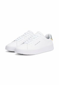 Białe sneakersy z skóry, z płaską podeszwą, okrągłym noskiem, sznurowanym przodem i jasnoniebieskim akcentem na pięcie.