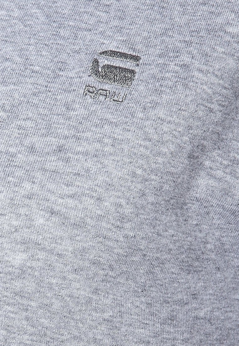 Šedé bavlněné tričko se subtilním vyšitým logem s nápisem "RAW" a geometrickým vzorem. Měkká textura a pohodlný střih.