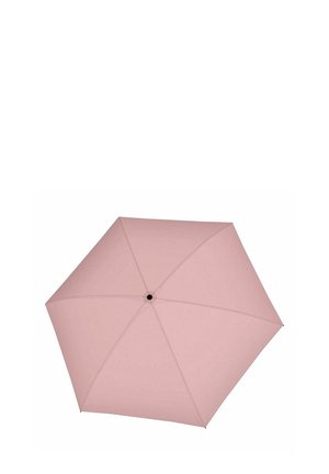 Paraguas rosa de seis paneles abierto, visto desde arriba, con un centro negro contra un fondo blanco.