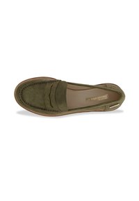 Mocassino verde in suede, senza lacci, con dettagli cuciti, punta rotonda e suola in gomma beige. Presenta un logo vicino al tallone.