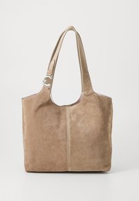 Borsa tote in suede tan con doppi manici, caratterizzata da una finitura liscia e accenti in metallo argentato sui manici. Forma grande e rettangolare.