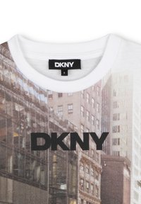 Grafische t-shirt met een fotografische stadsgezichtafdruk in gedempte kleuren, met een witte ronde halslijn en een opvallend zwart "DKNY" logo.