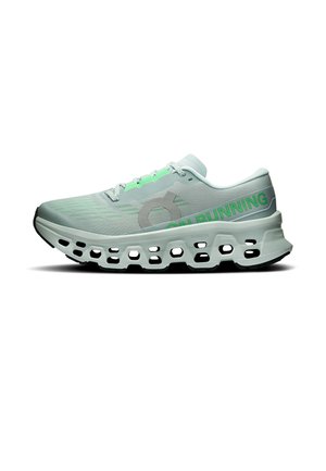 Hellgrauer und grüner Laufschuh mit ausgefrästem Sohlen-Design und Text "ON RUNNING" an der Seite, von der Außenseite betrachtet.