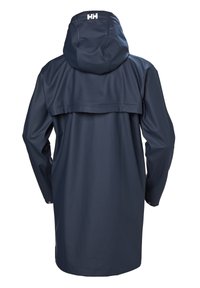 Imperméable bleu marine avec capuche, doté d'un design à dos plus long, d'une texture lisse et d'un logo sur le col.