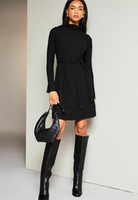 Lipsy ROLL NECK BELTED - REGULAR FIT - Gebreide jurk - black