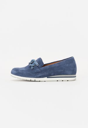 Sinised nahast loafers sinise silmuse detailiga ja valge kummitald. Ümar nina ja peenelt õmmeldud detailid. Mugav disain, sobib erinevateks juhtudeks.