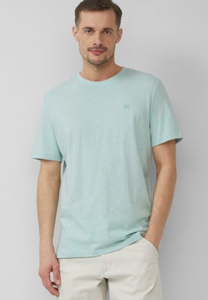 Licht teal korte mouwen t-shirt van zachte stof; ronde halslijn met een klein logo in de bovenste linkerhoek. Casual pasvorm.