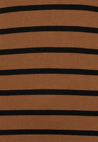 Tissu marron avec des rayures noires horizontales régulièrement espacées. Aucun objet, personne ou contexte supplémentaire visible.